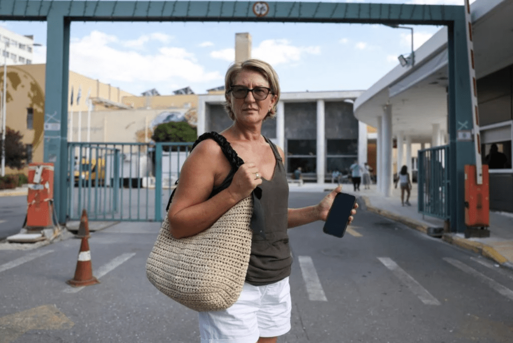 男事主的妻子斯韋特蘭娜(Svetlana Grković)在生死關頭反應迅速,立即飛撲過去死命抓緊丈夫的雙腿。路透社 男事主的妻子斯韋特蘭娜(Svetlana Grković)在生死關頭反應迅速,立即飛撲過去死命抓緊丈夫的雙腿。路透社