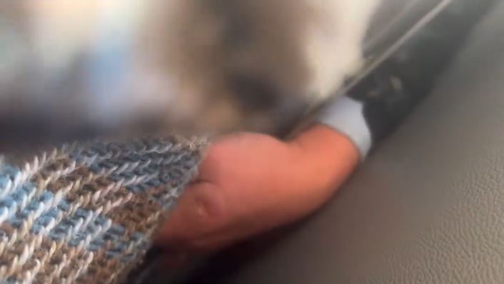 「土豆卷」拍片捉拿在巴士非禮她的賤男。抖音@土豆卷