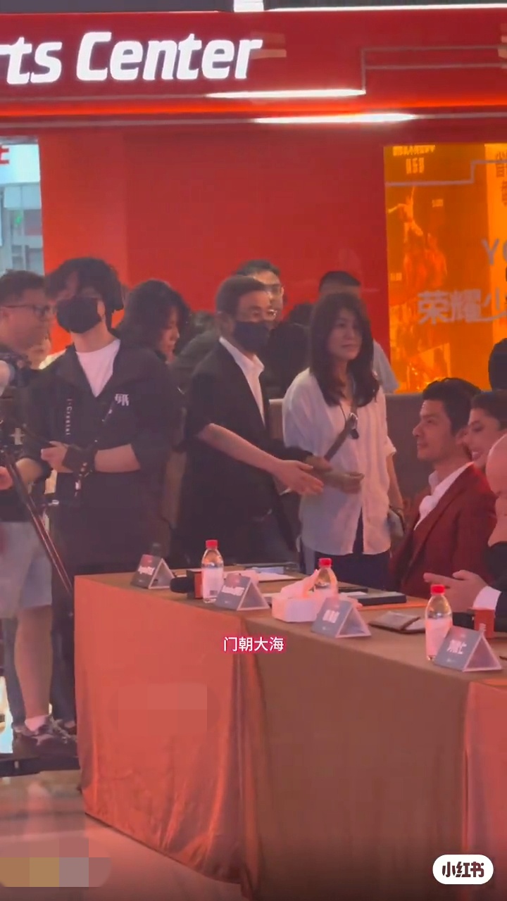 劉松仁由身旁女士攙扶前行，準備入座嘉賓席。