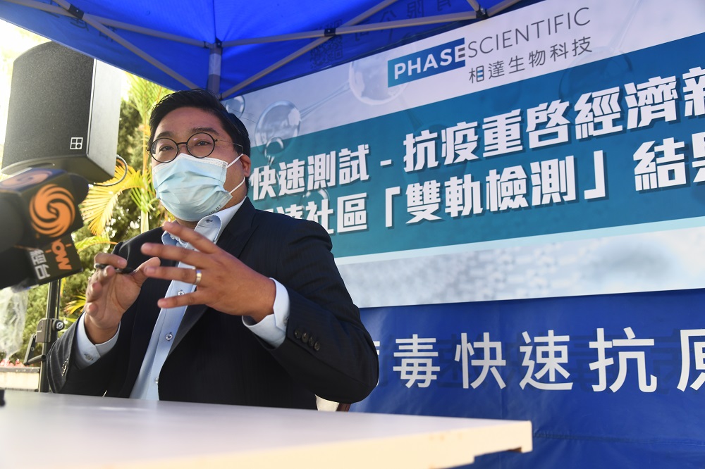 招彥燾亦需不時落區為公眾釋疑。 資料圖片