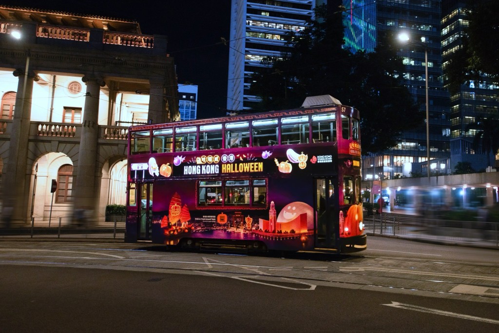 旅發局特設的「哈囉威香港」發光主題電車。旅發局圖片