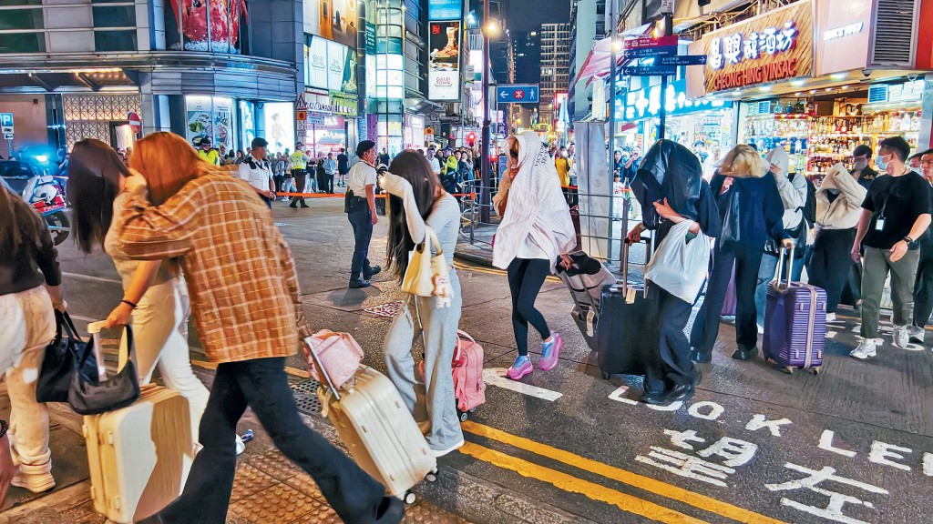 警方联同入境处采取联合扫黄行动，在尖沙咀发利大厦拘捕128名男女。