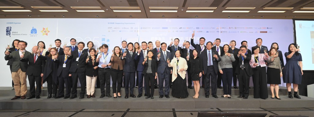 律政司副司長張國鈞(前排右九)、律政司民事法律專員張錦慧(前排右十)和支持機構代表祝酒。 律政司副司長張國鈞(前排右九)、律政司民事法律專員張錦慧(前排右十)和支持機構代表祝酒。