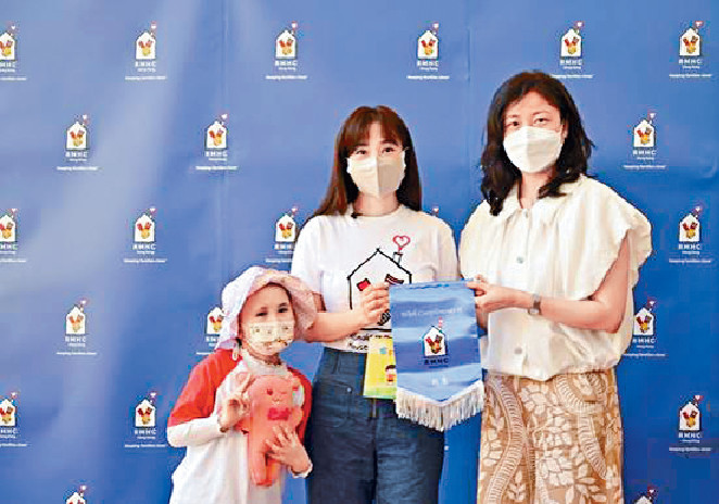 ■Kay接受「麥當勞叔叔之家」總幹事黃婷婷送贈錦旗。