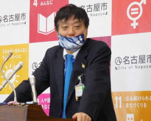 名古屋市長河村隆之舉行記者會時,戴著這種「有松絞染」的手工口罩。(網圖)