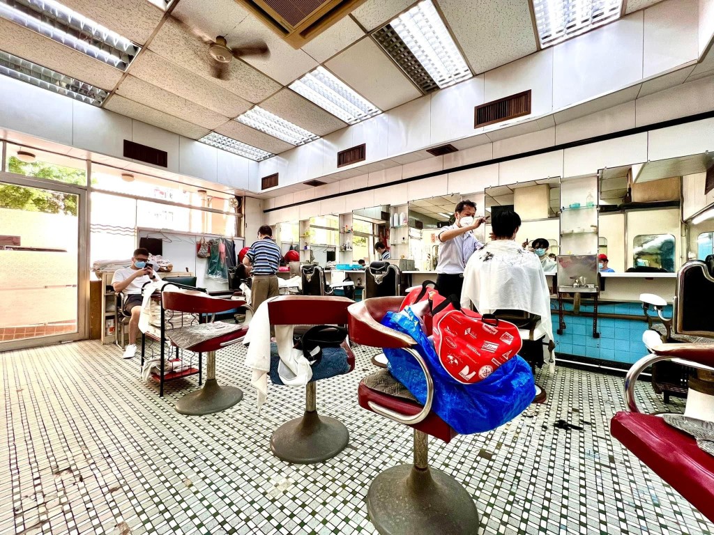 理髮廳仍保留傳統裝修。上海華麗理髮公司 Facebook圖片