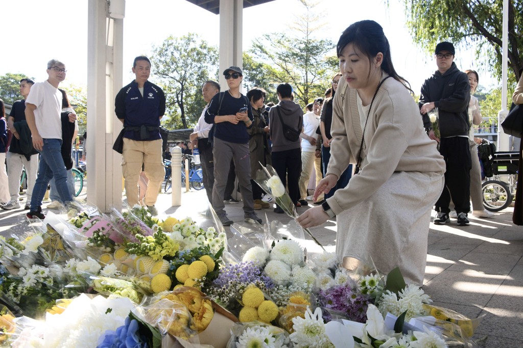 數百名市民今日到場獻花悼念死難者。