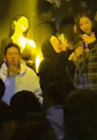 房祖名和柯震東在夜店被拍下與美女一起耍樂的相片。