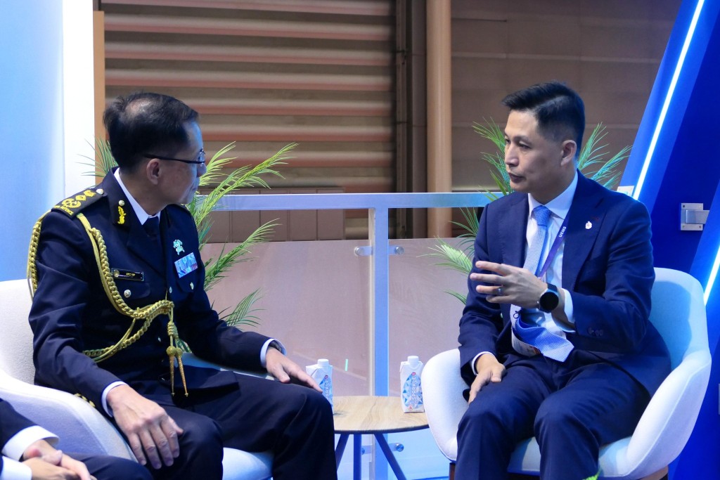 消防處處長楊恩健(右）與新加坡民防部隊總監葉偉德（左）會面交流。香港消防處fb圖片