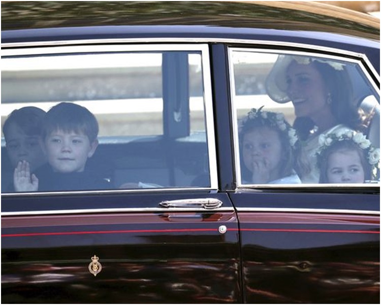 一眾花仔花女抵達教堂，向車外揮手。AP