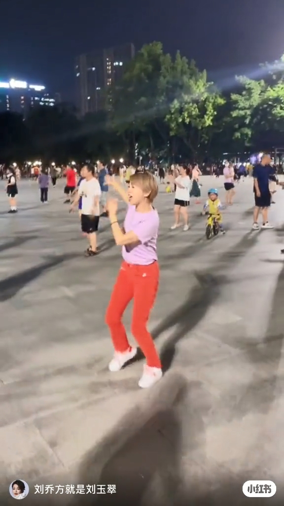 刘玉翠也曾在社交网贴跳广场舞的片段，手舞足蹈，跳到劲high。