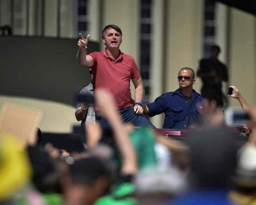 博尔索纳罗向数百名支持者发言没戴口罩还多次咳嗽。AP 