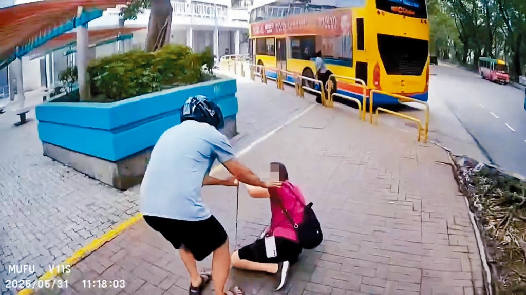鐵騎士扶起跌倒婦人。