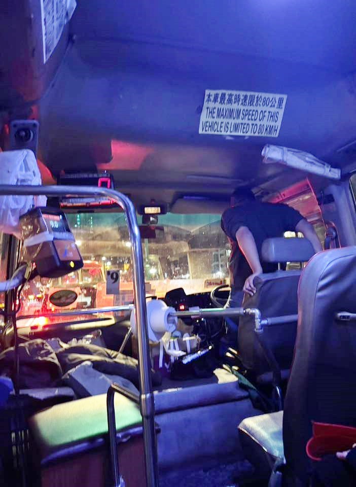 網民:揸揸下企起身大嗌STAND UP(起身)。fb「車cam L(香港群組)」截圖 網民:揸揸下企起身大嗌STAND UP(起身)。fb「車cam L(香港群組)」截圖