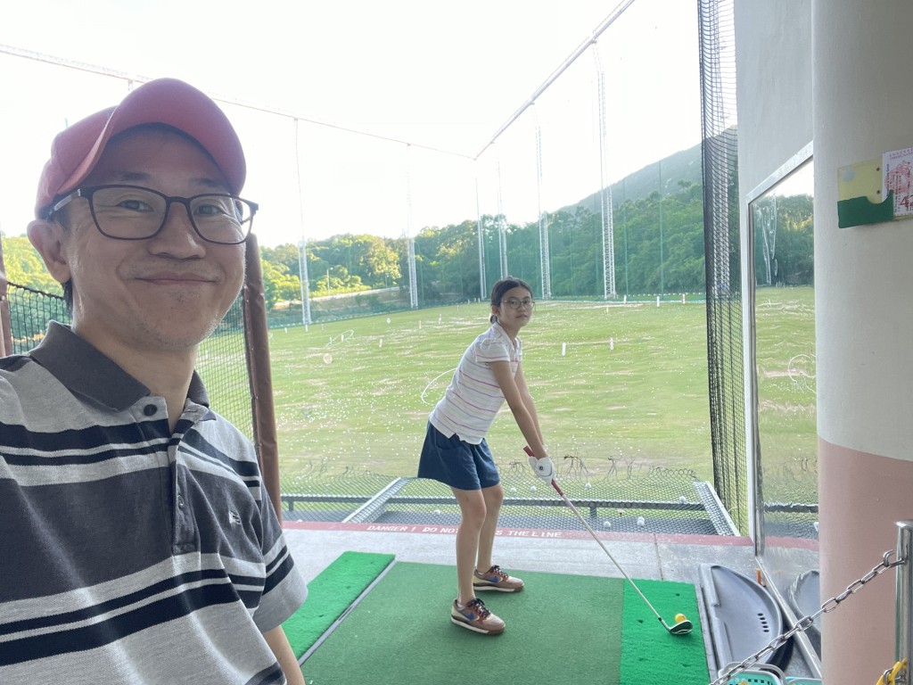 Angus也有跟女兒一起打Golf。(圖片來源:受訪者提供) Angus也有跟女兒一起打Golf。(圖片來源:受訪者提供)