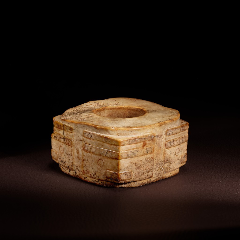 女史珍藏，良渚文化，約公元前33002300年，玉獸面紋琮，高4.5厘米，估價1,000,000至2,000,000港元。