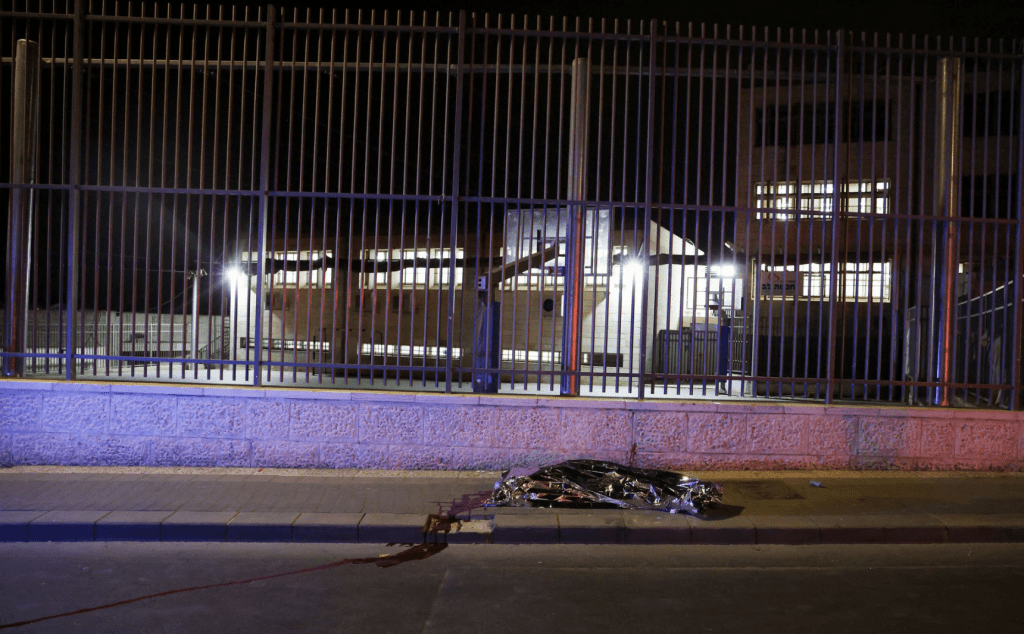 教堂外马路是案发现场之一，马路上躺着用黑胶袋掩盖的尸体。路透社