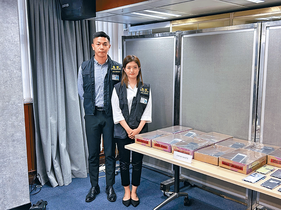 深水埗警區刑事總督察鄭騏鋒（左）及重案組高級督察王婉欣講述案情。