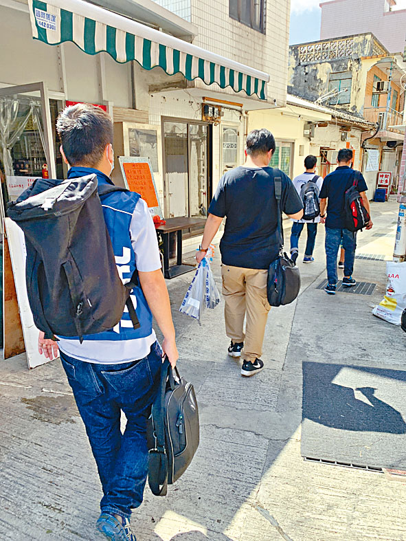 科技罪案調查及應變小組成員，在案件現場進行數碼蒐證。 