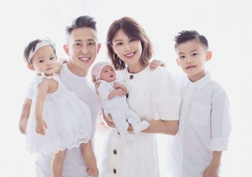 何嘉莉與前夫育有8歲大仔黃尚恩，之後再為機師老公Gerald誕下3歲大女Zoe及2歲細女Raina。