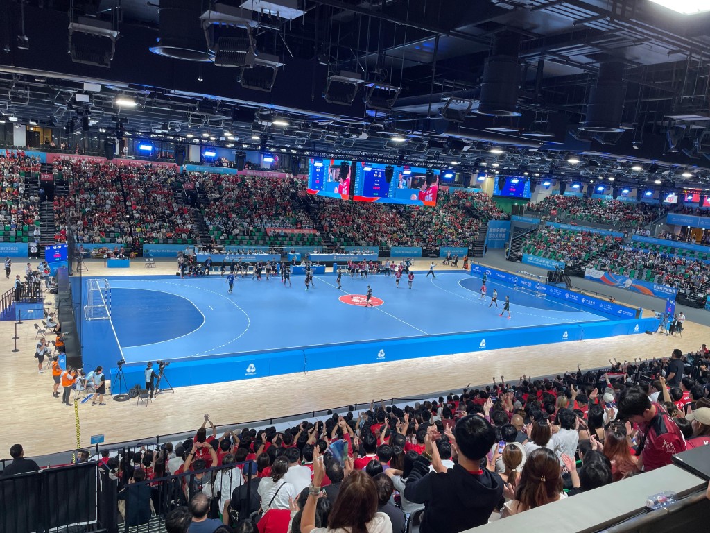 手球賽可供售票6千張,今日共售出5710張,場內氣氛熾熱。徐嘉華攝 手球賽可供售票6千張,今日共售出5710張,場內氣氛熾熱。徐嘉華攝