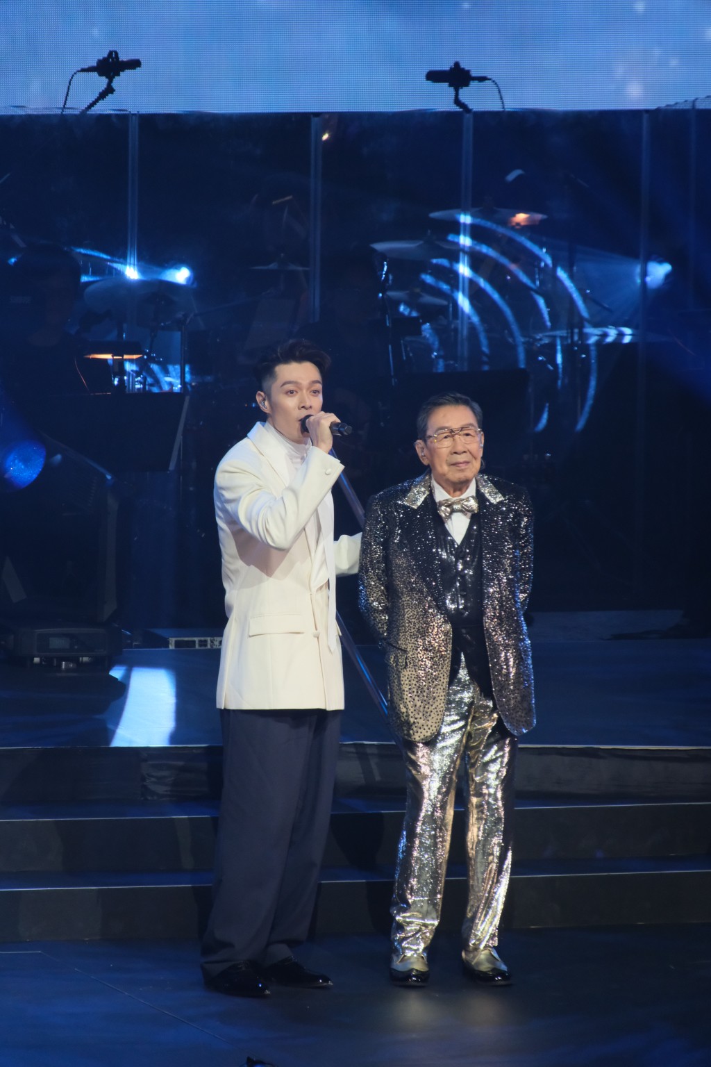 曾在劇集《再創世紀》演修哥孫仔的周柏豪上台，指修哥曾教他每日要錫老婆，自己現在更錫埋仔女。