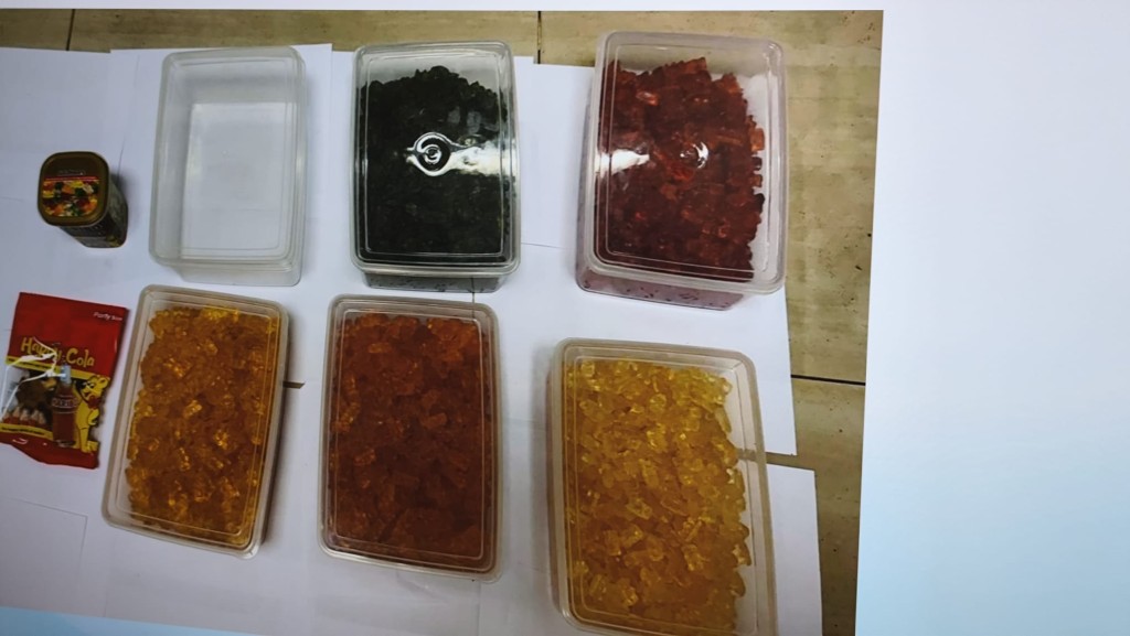 警方檢獲大麻軟糖。 警方檢獲大麻軟糖。