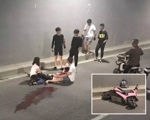 死者父母抱屍痛哭。小圖為肇事電單車。