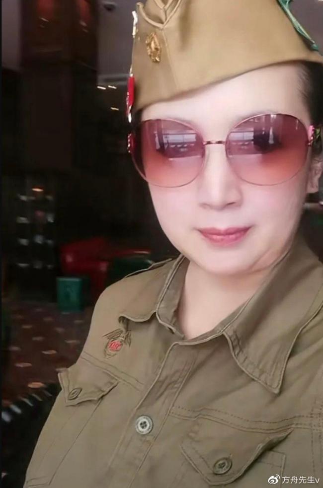 王婦不時穿俄羅斯軍服。