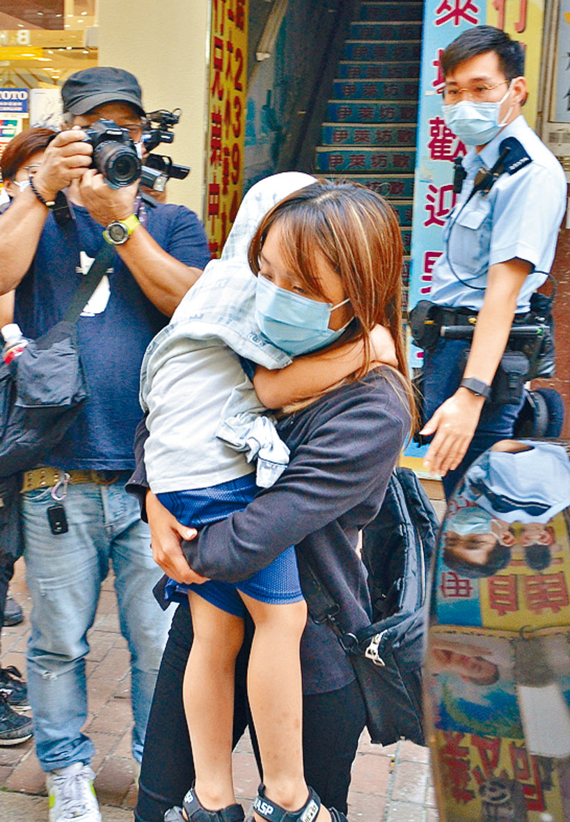四歲男童目擊慘案及伴母屍兩天，事後由女警抱走交社署照顧。