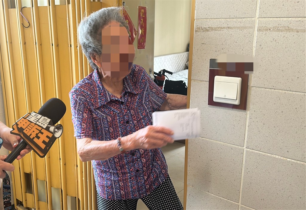 輪椅婆婆雖然被阻出入,但仍然稱宗哥非常友善,認為放雜物在走廊並無問題。 輪椅婆婆雖然被阻出入,但仍然稱宗哥非常友善,認為放雜物在走廊並無問題。