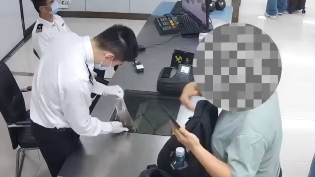 羅湖海關關員在出境女旅客行李搜出224枚漢至宋代古錢。海關發布