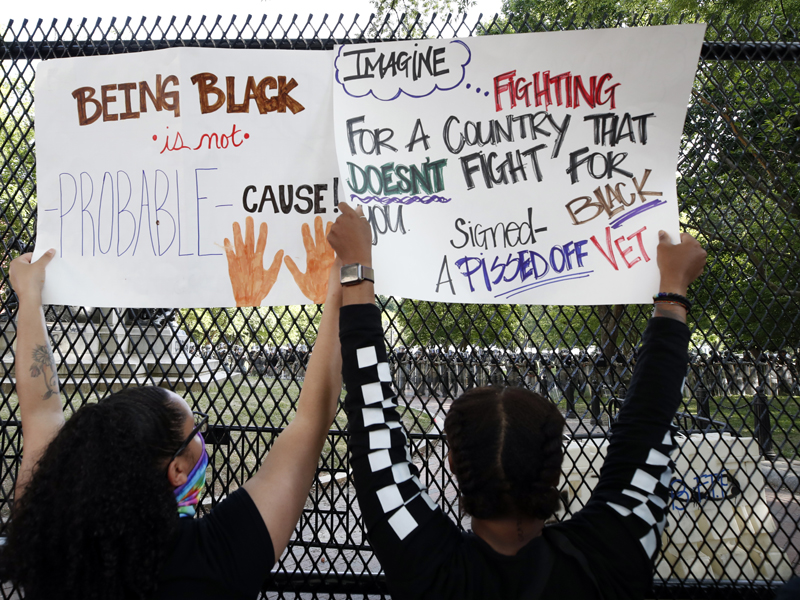 華盛頓的示威者手持標語抗議。AP