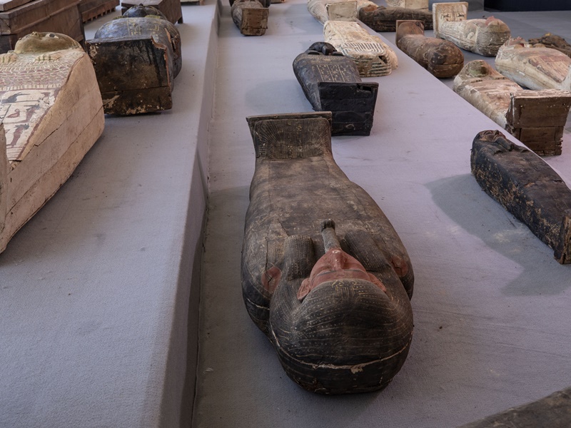 百具彩繪木棺出土。AP