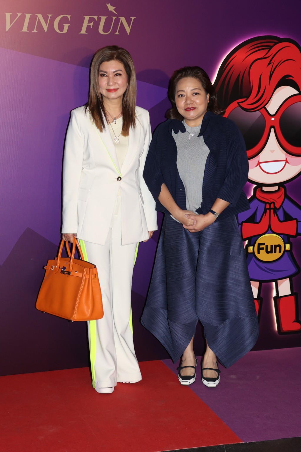 TVB高层乐易玲（左）拎橙色Hermès Birkin 30。