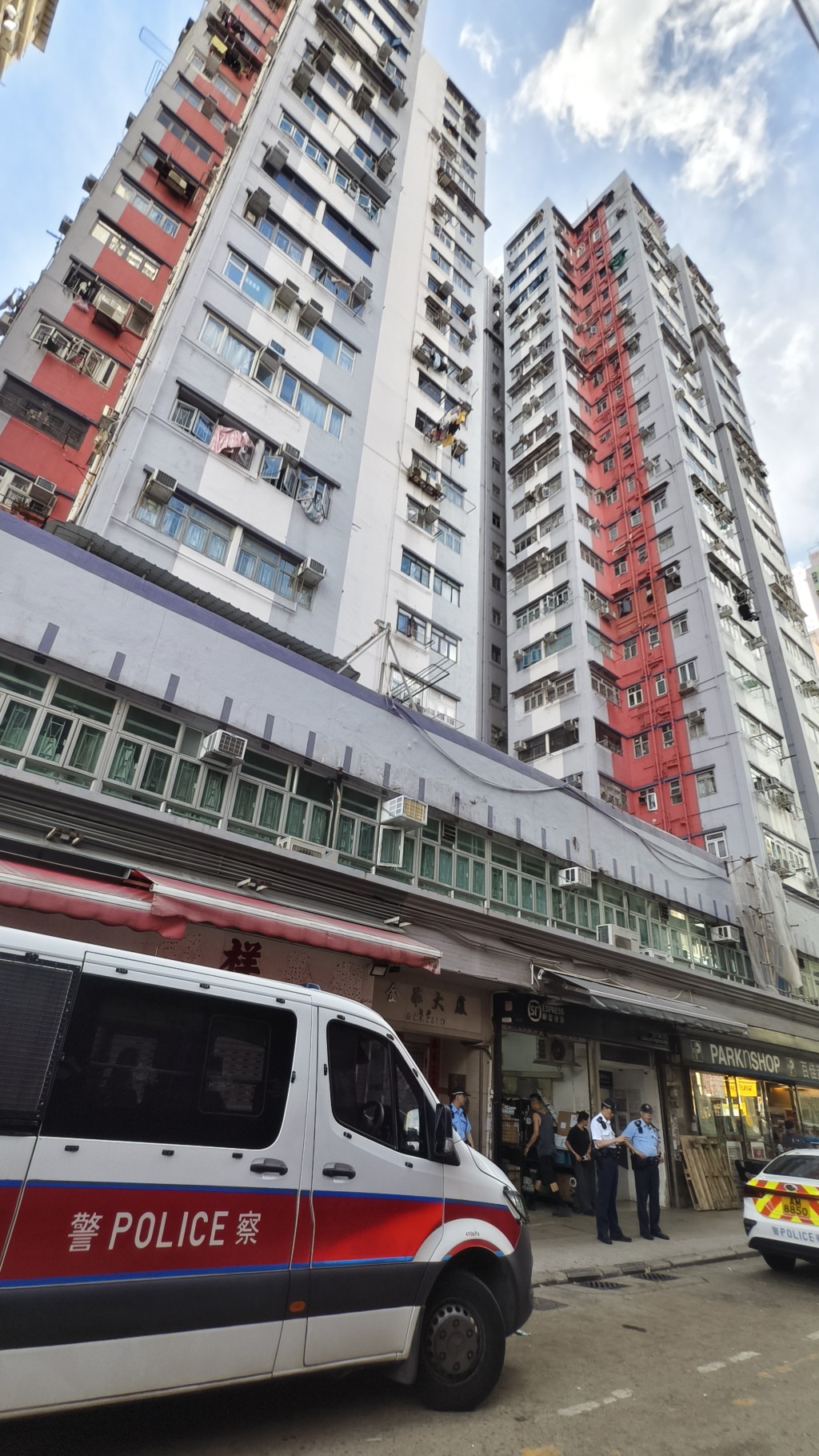 現場為油麻地金華大廈。 現場為油麻地金華大廈。