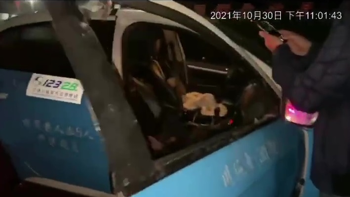 張女士的車窗遭打碎。互聯網圖片