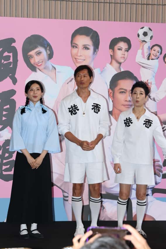 黃德斌第一次黐眼睫毛演出。
