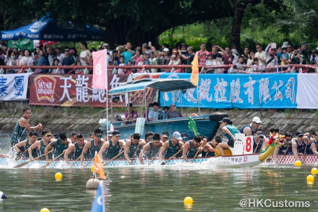 香港海关龙舟队派出40位成员参加「沙田龙舟竞赛2024」新鸿基地产杯、政府部门友谊杯及中龙混合友谊赛。