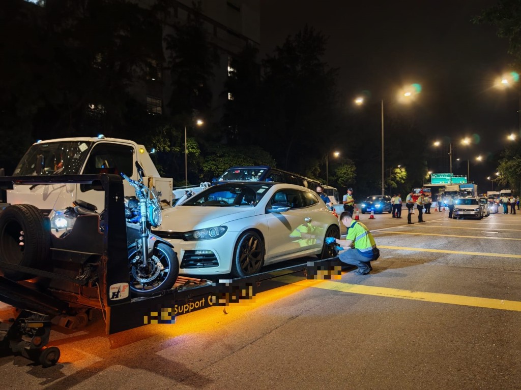 警方一连两日在区内主要干道设置路障及重点巡查酒吧区，截查可疑车辆及进行反超速行动，并向驾驶人士进行酒精呼气测试，以打击酒后及毒后驾驶。警方提供