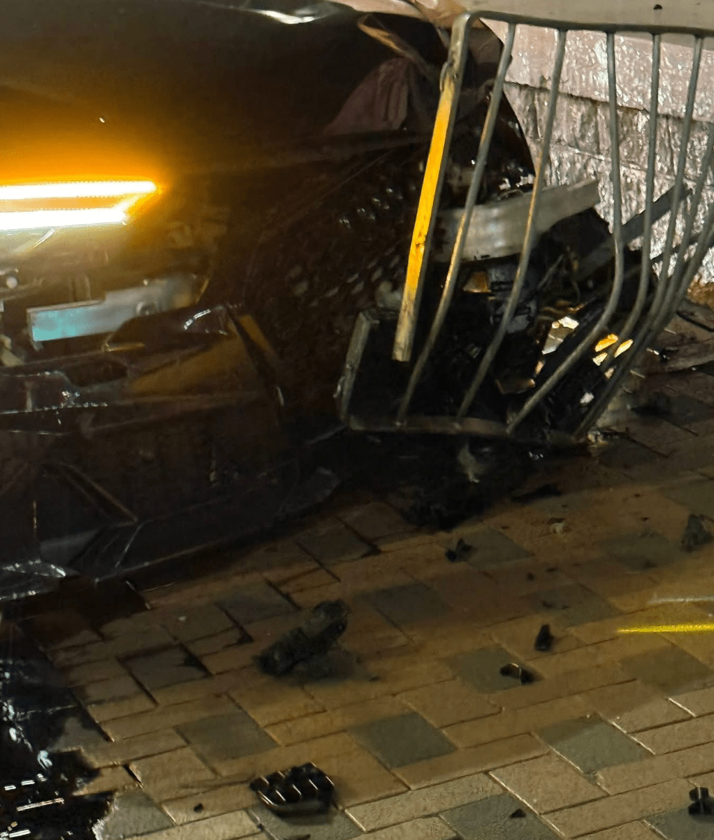 從網上照片可見，私家掃毀行人路約8米鐵欄，車頭嚴重損毀。 Facebook@「車cam L（香港群組）」