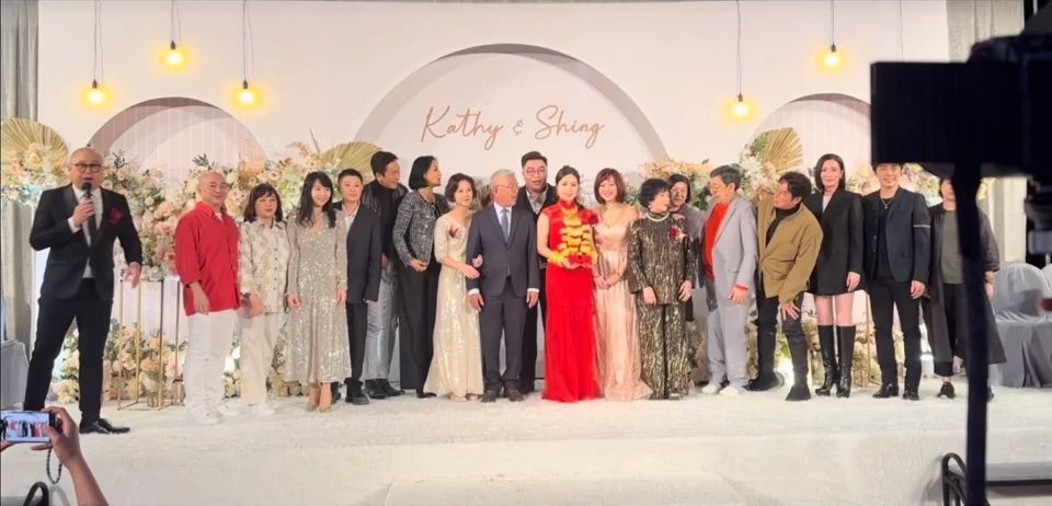 佘诗曼与谭咏麟出席友人婚宴，同场还有林盛斌和胡枫等圈中人。