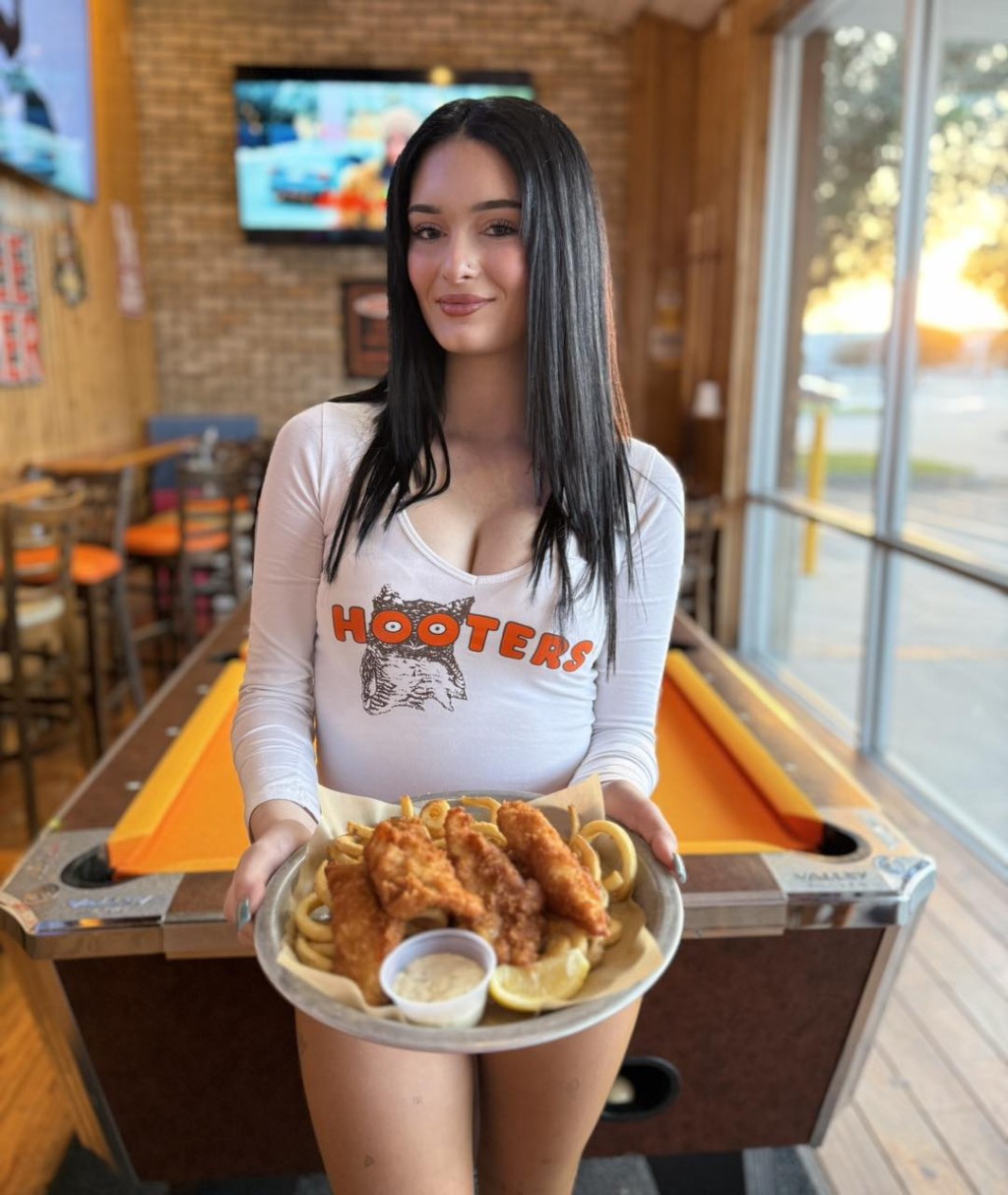 Hooters的女侍應以年青性感聞名。FB