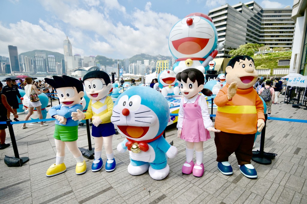 去年年中尖沙咀海傍曾展出多隻多啦A夢雕塑。資料圖片