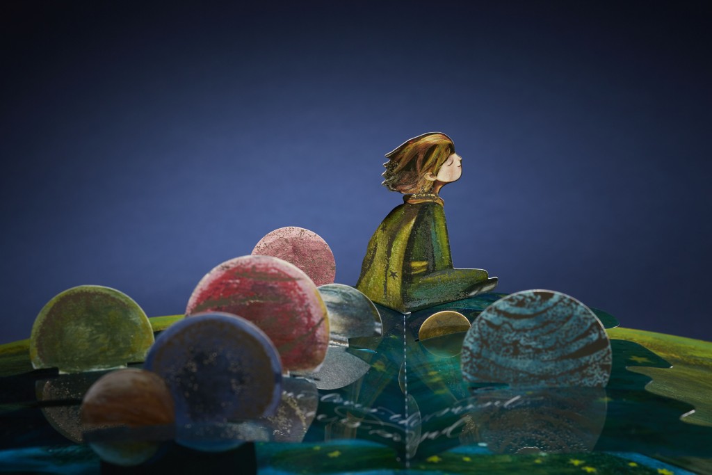 不同星球浸没在宇宙湖上一幕，以胶片带出湖水效果。