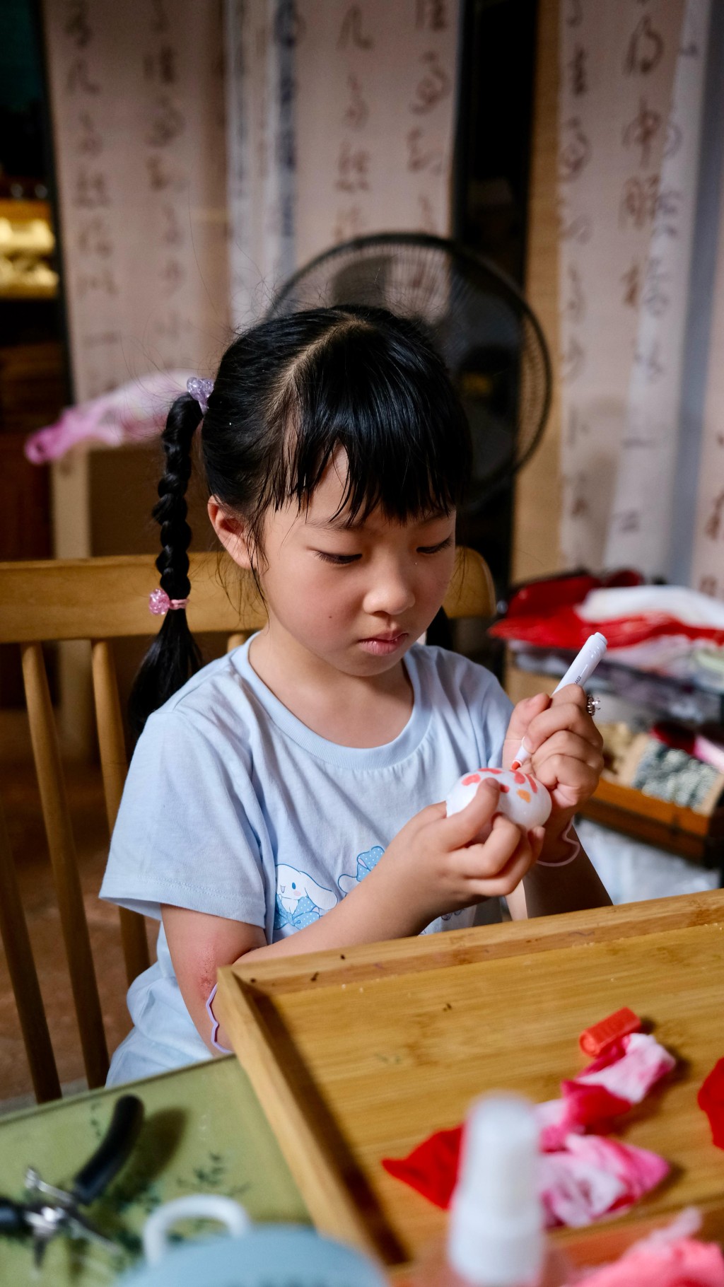 由於需要還用小手肌進行比較 繁複的程序，建議6歲 或以上小童參加工作坊。4-6歲兒童可嘗試半成品班，為竹紮金魚填色。（圖片來源：《親子王》）