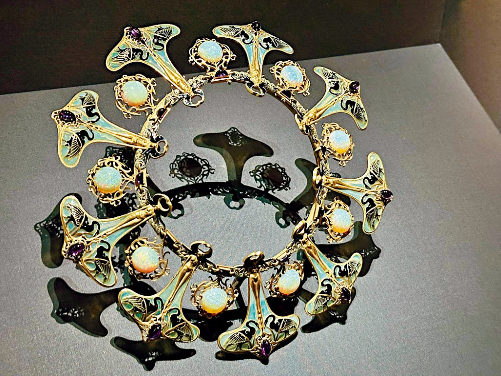 項鍊融入了女性人體像的元素。 項鍊融入了女性人體像的元素。