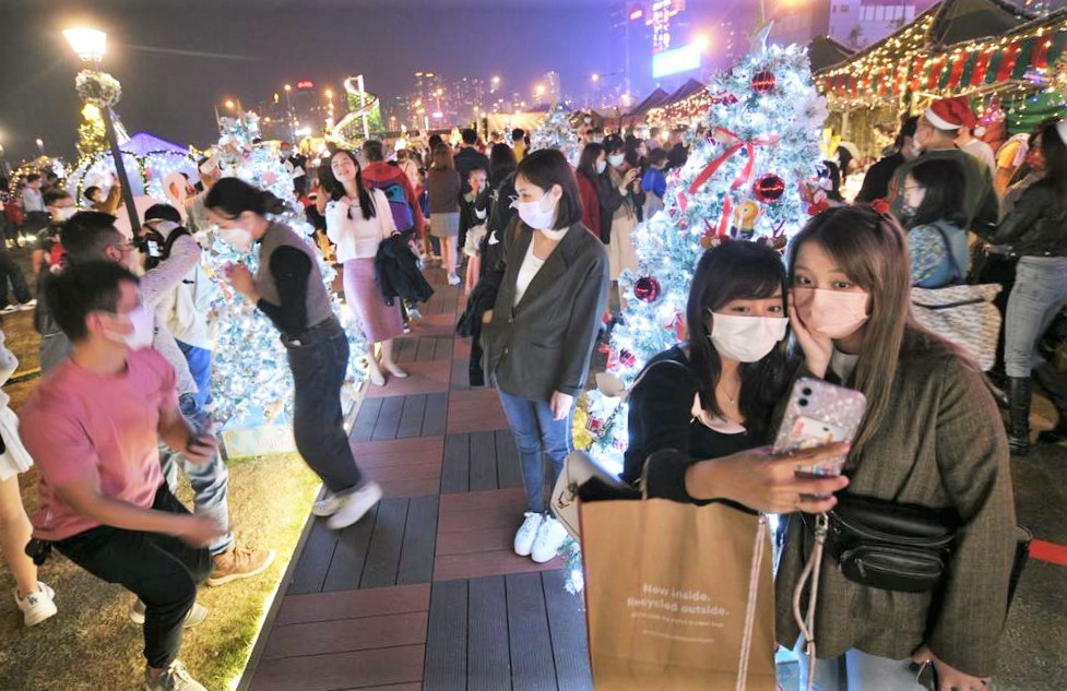 灣仔碼頭歡度佳節的市民紛紛自拍留念。