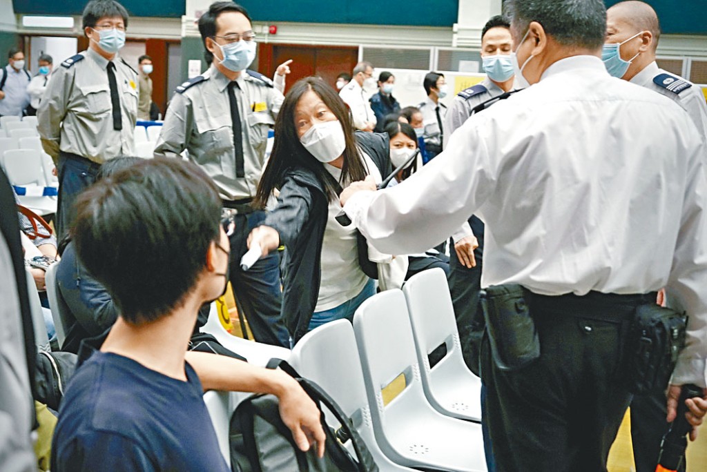 年宵攤位競投出現火爆場面，兩名競投者因出價發生口角。