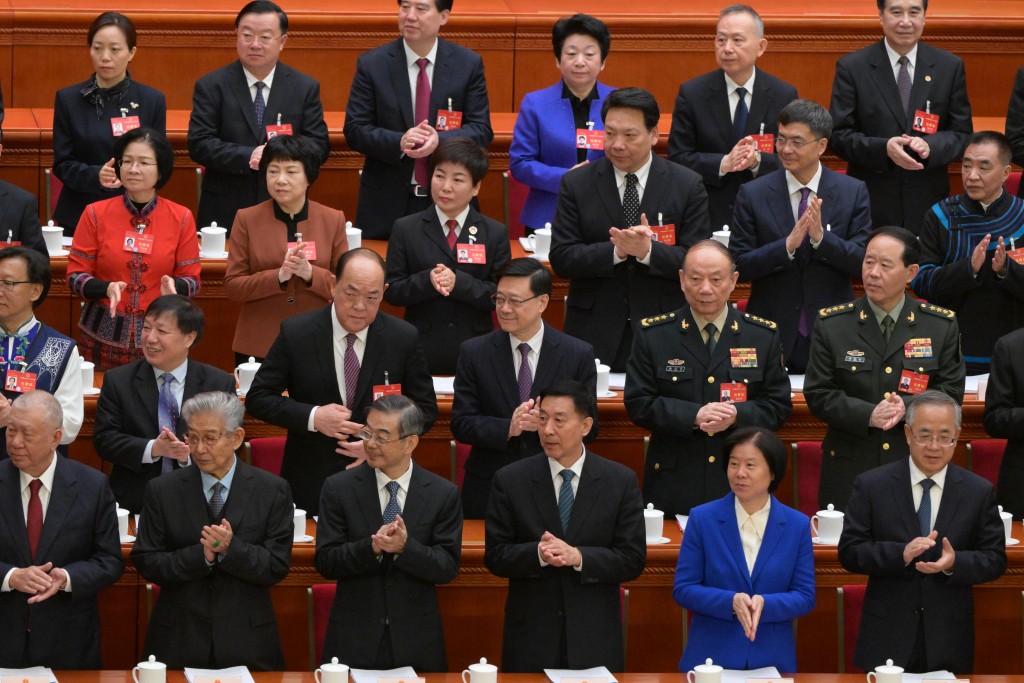 会议开始前，李家超与身旁的中央军委委员张升民、刘振立交谈，有说有笑。苏正谦摄